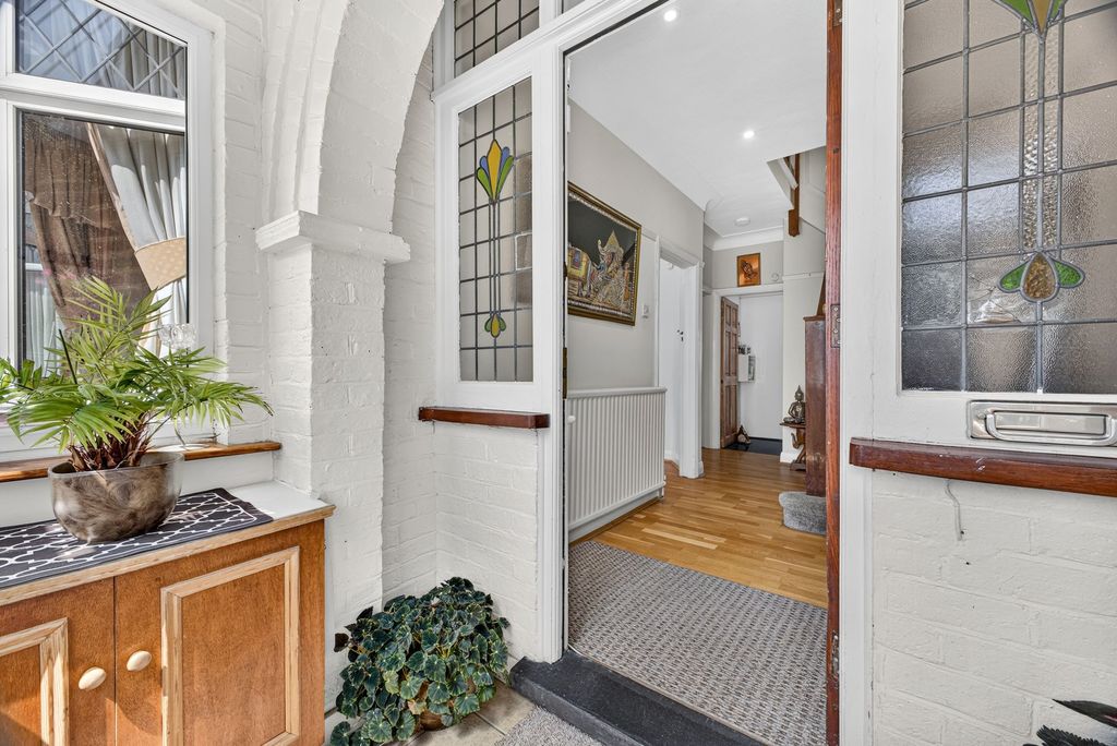 Property photo 2 of 32