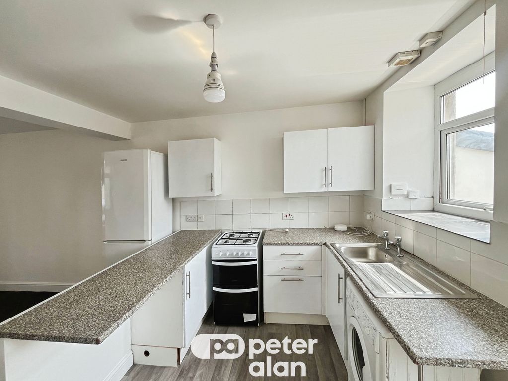 Property photo 3 of 10 Kitchen