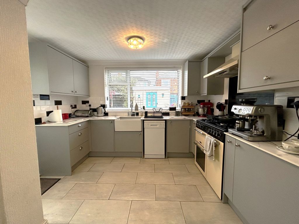 Property photo 3 of 11 Knknl