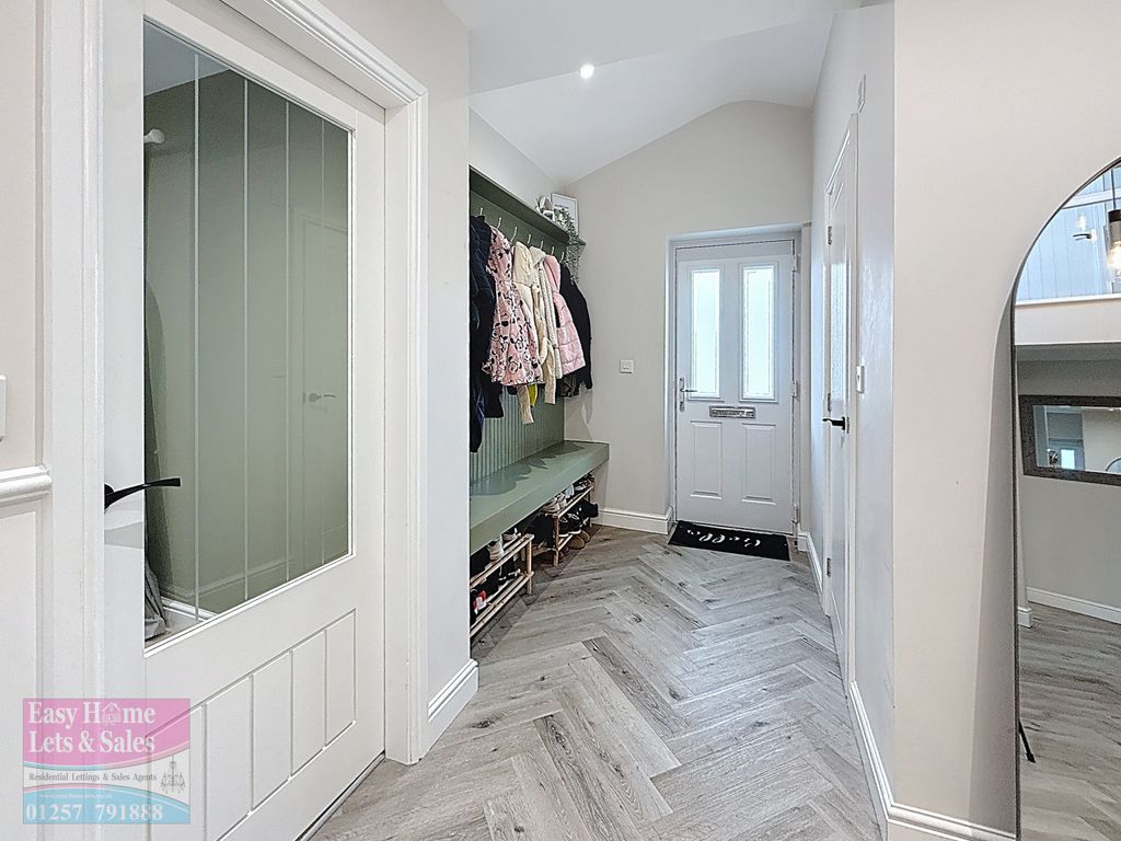 Property photo 3 of 32 Entrance Hall