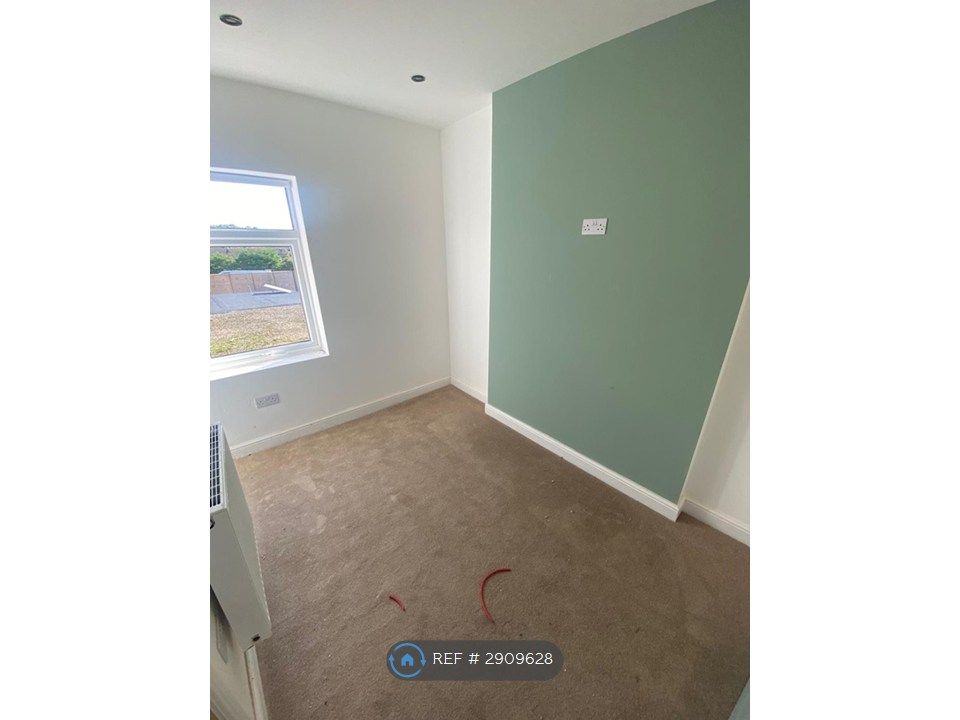 Property photo 1 of 8 Room 4 Bedroom