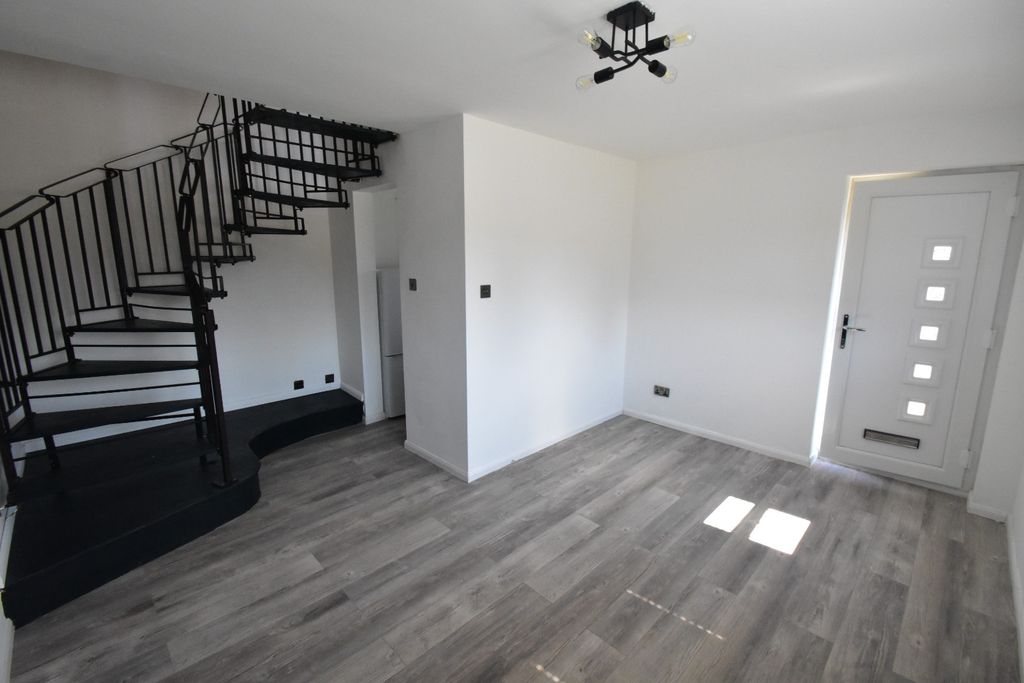 Property photo 2 of 11 2281933