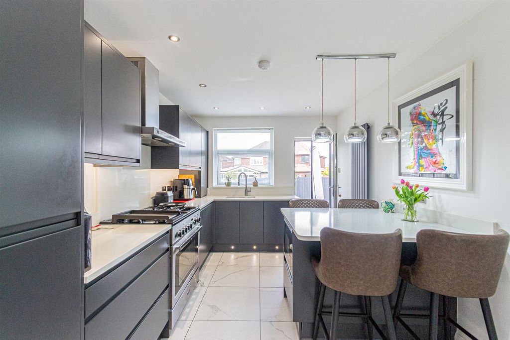 Property photo 3 of 20 Dining Kitchen