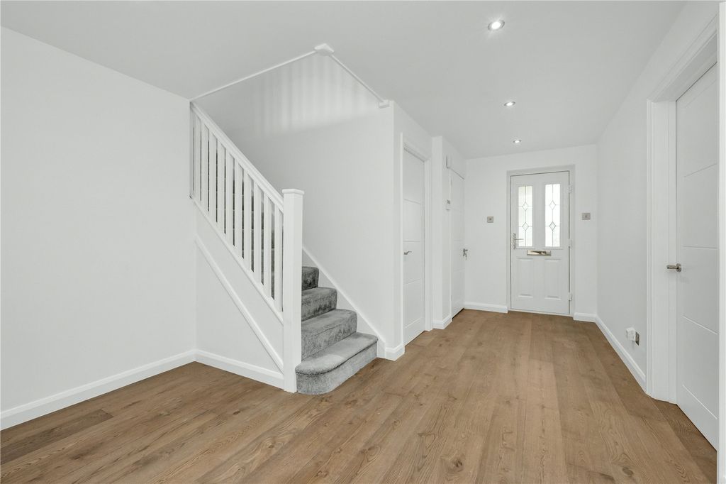 Property photo 2 of 9 Hallway