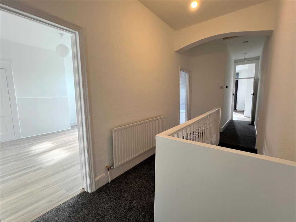 Property photo 3 of 7 Hallway