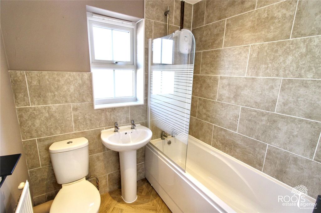 Property photo 3 of 9 Bathroom