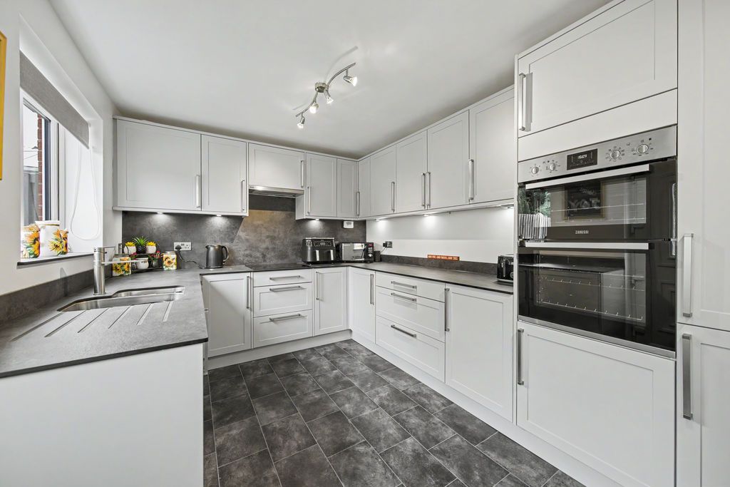 Property photo 2 of 33 Kitchen