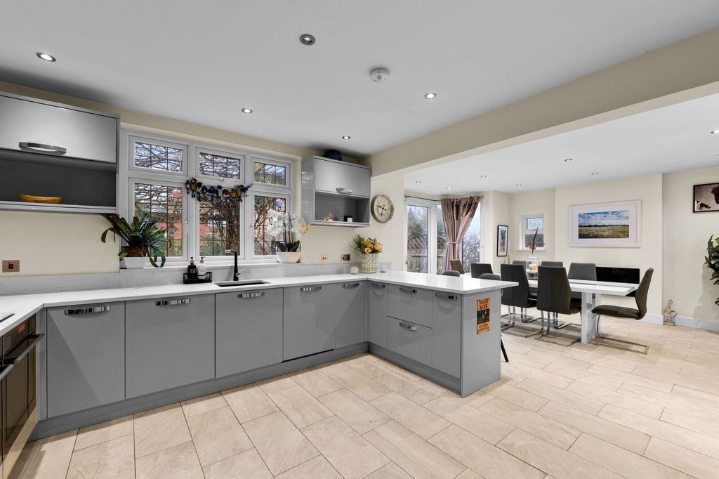 Property photo 3 of 42