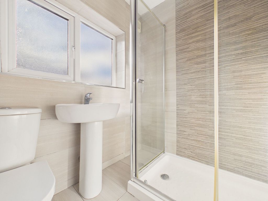 Property photo 3 of 11 Bathroom