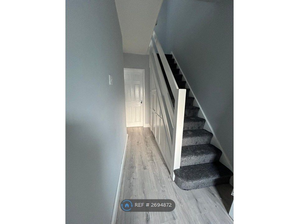 Property photo 2 of 14 Hallway