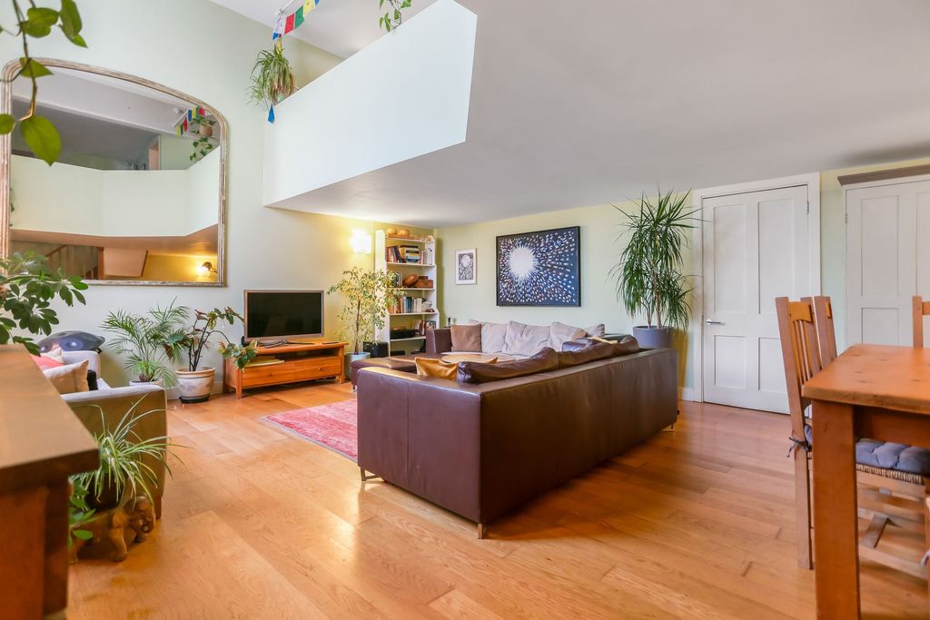 Property photo 2 of 28