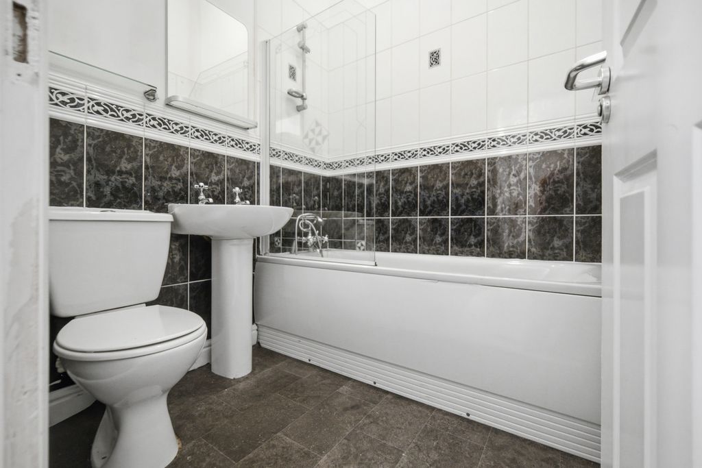 1 bed flat for saleCwrt Brenin, Pontypridd CF37 photo 5