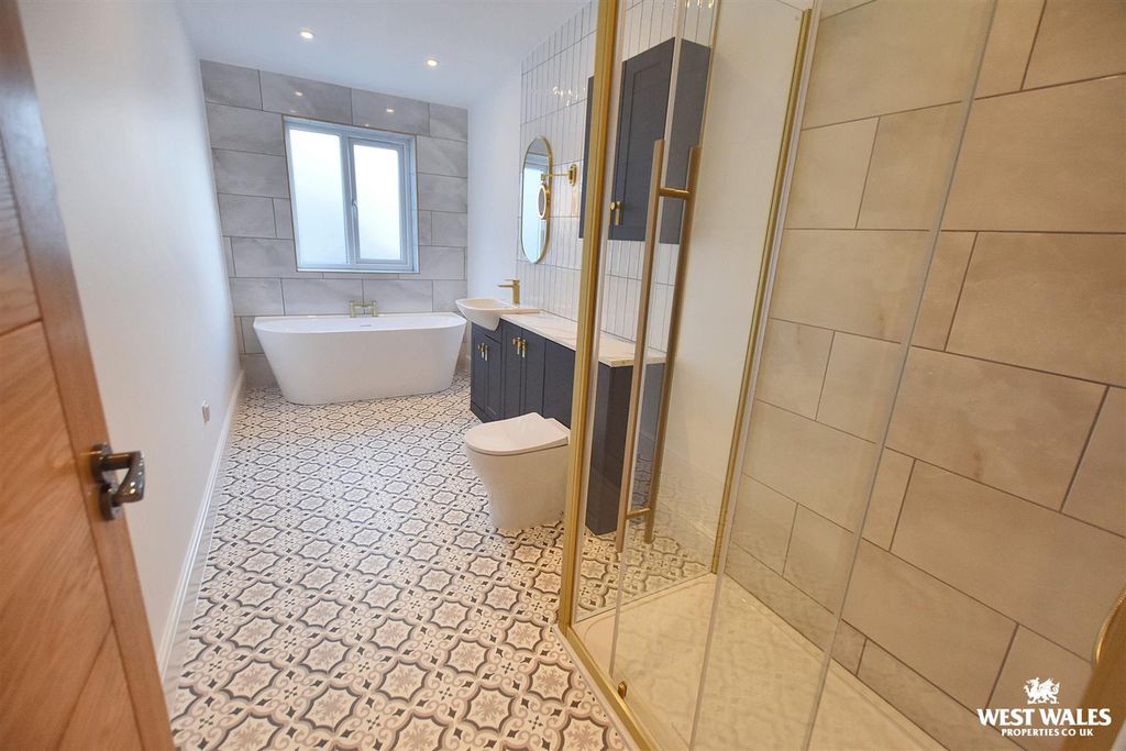 Property photo 3 of 29 7 - 2025-11-13T205818.793.Jpg