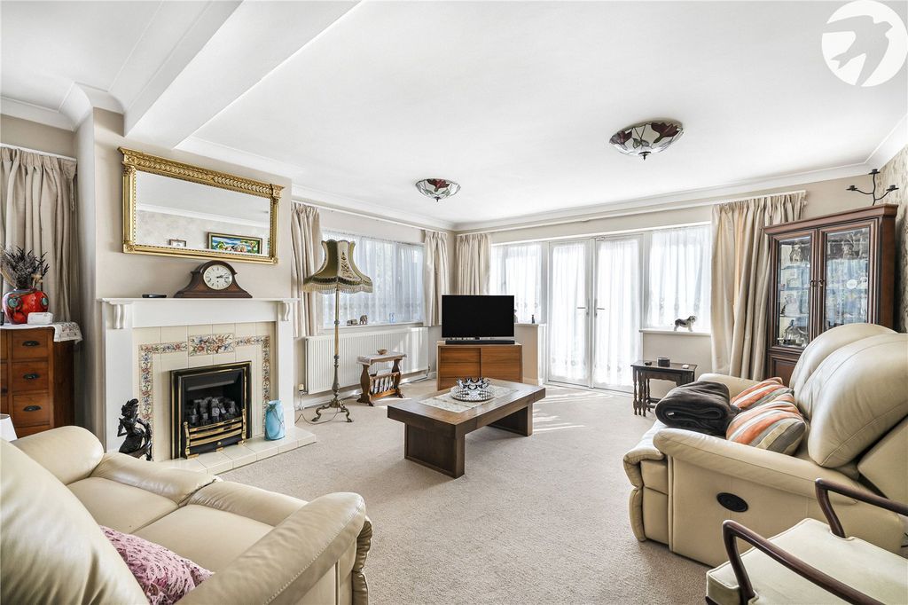 Property photo 2 of 33 Lounge