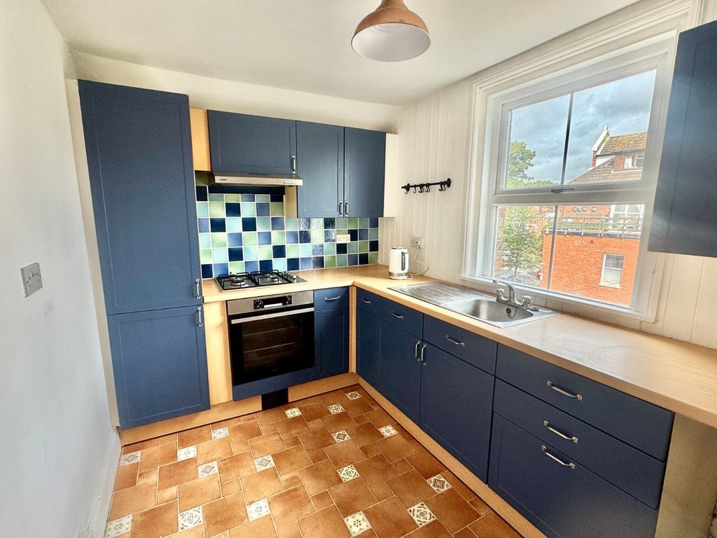 Property photo 3 of 11 Kitchen