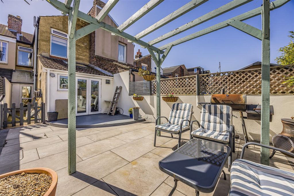 Property photo 1 of 20 53 Pitcroft Road, Portsmouth-Porticomarketing-Sold