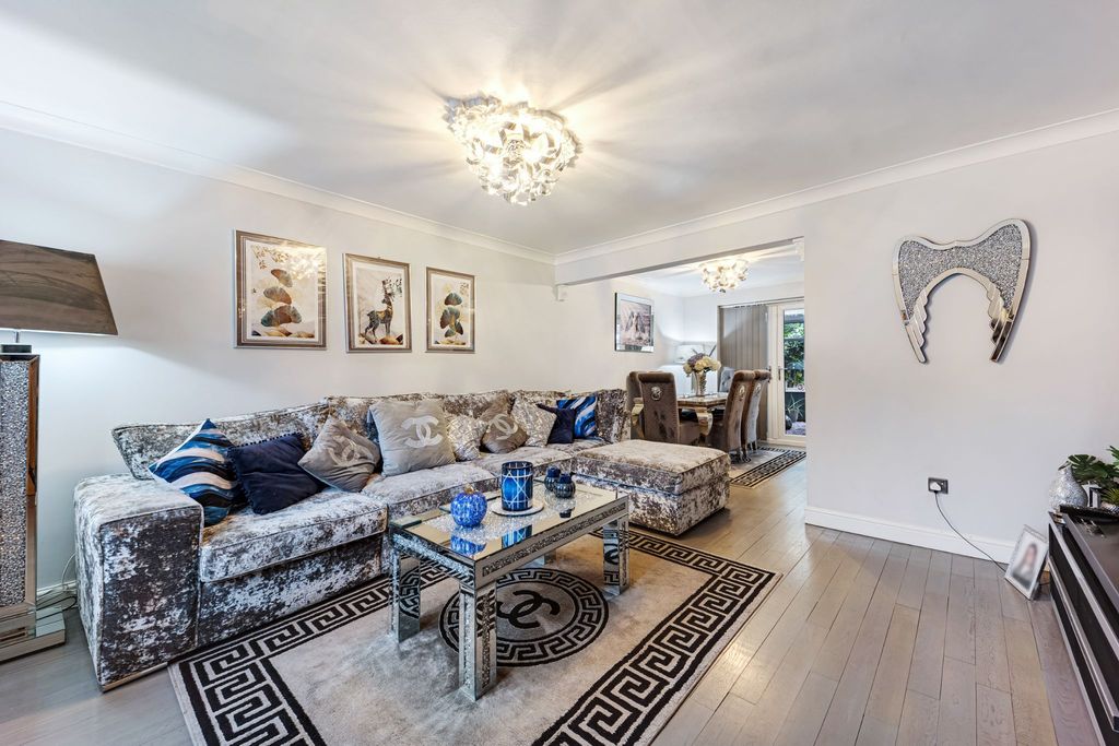 Property photo 2 of 33 Photograph 5