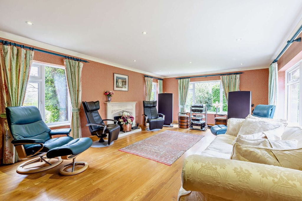 Property photo 3 of 21 Sitting Room