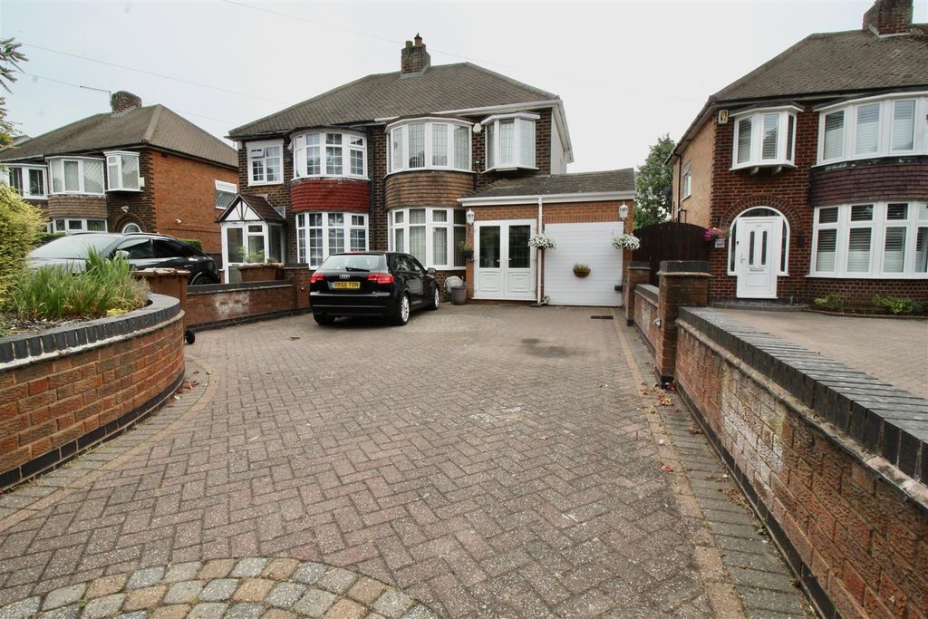 Property photo 1 of 31 Front Garden/Driveway