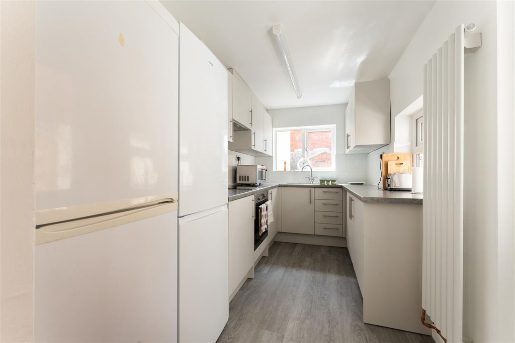 Property photo 3 of 8 40 Clifton Road-6.Jpg