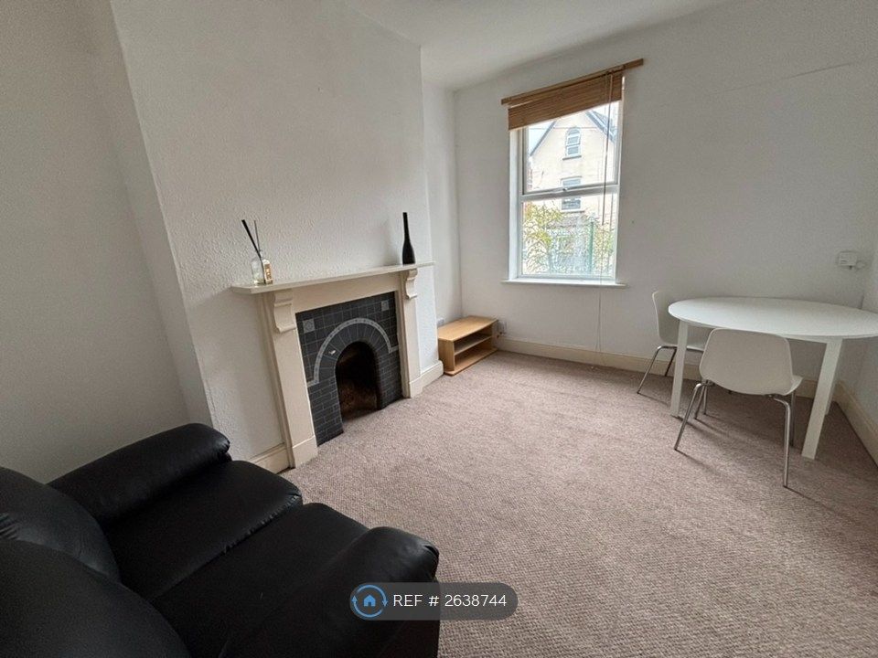Property photo 3 of 7 Living