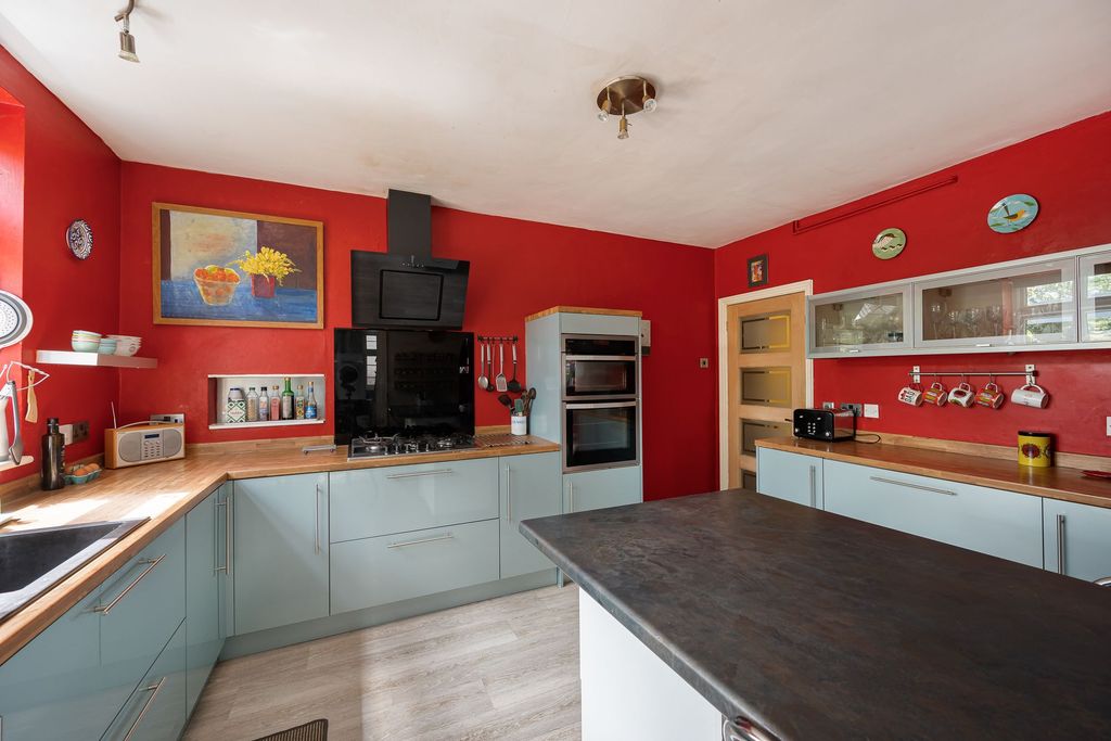 Property photo 2 of 23