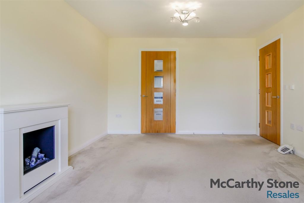Property photo 3 of 38 8699131-Interior13.Jpg
