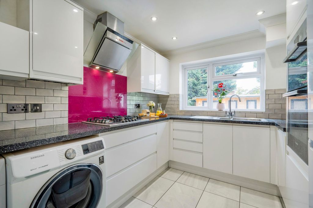 Property photo 3 of 16 Kitchen