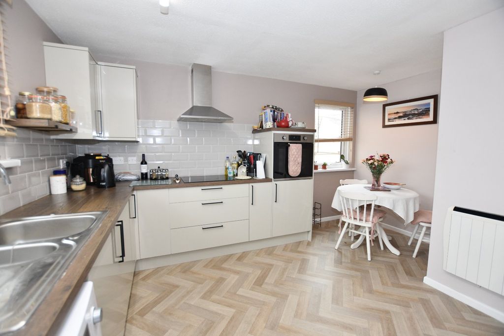 Property photo 3 of 9 Kitchen