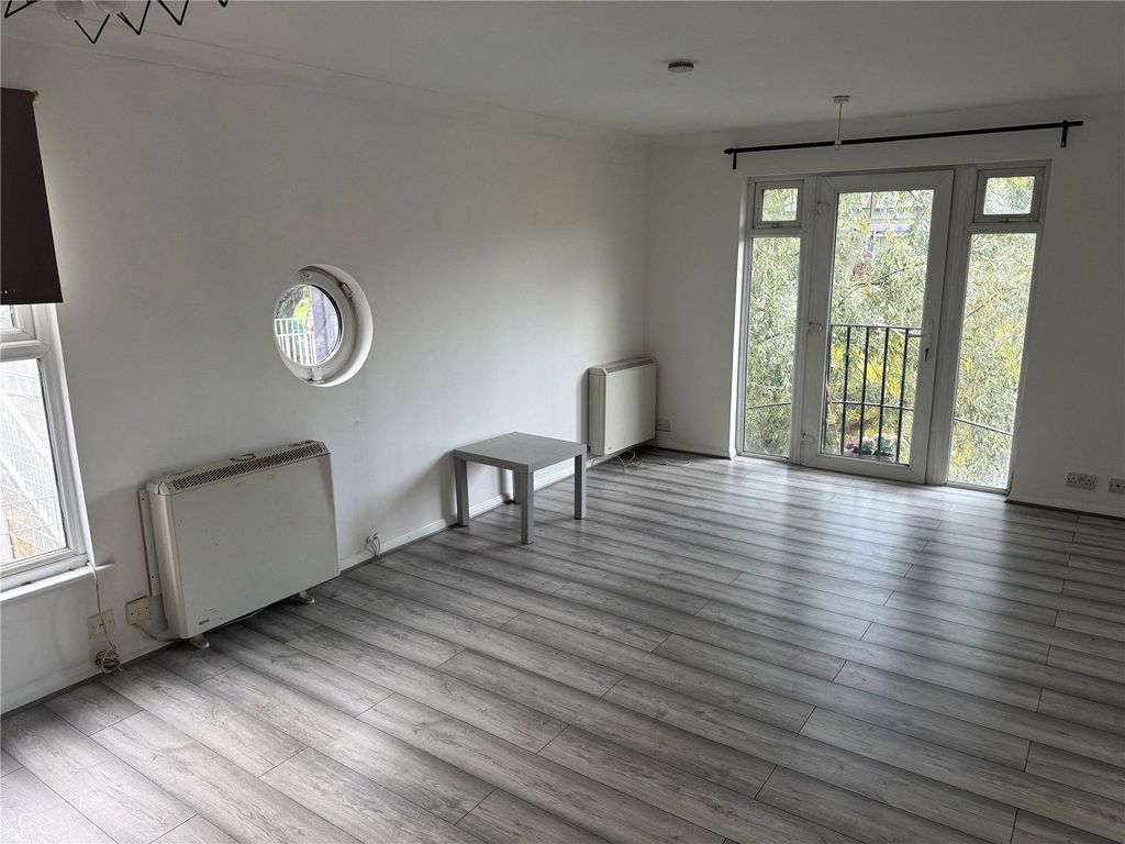 Property photo 3 of 8 Picture No. 17