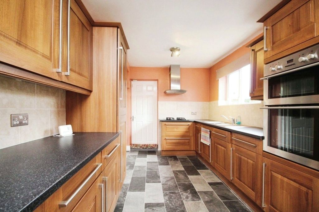 Property photo 3 of 10 Kitchen