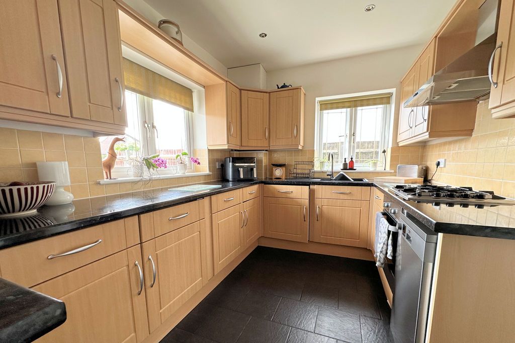 Property photo 3 of 25 Kitchen