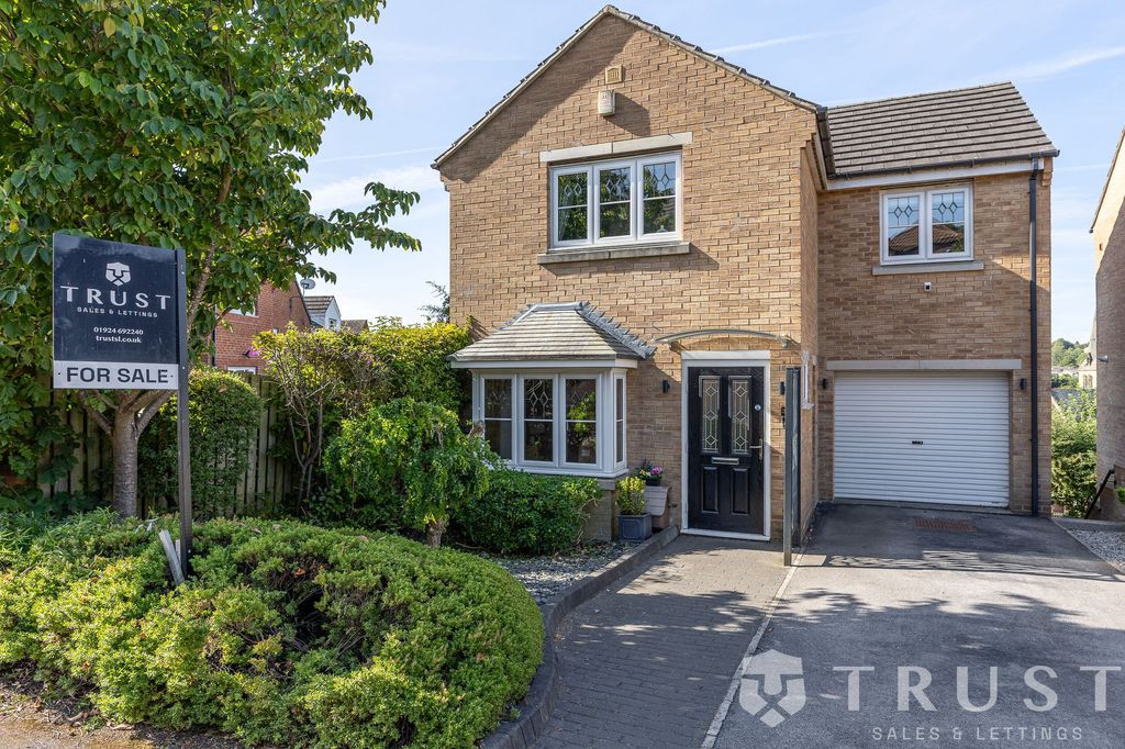 5 bed detached house for saleBream Avenue, Cleckheaton BD19