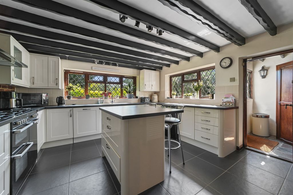 Property photo 2 of 22 Weald Hall Lane