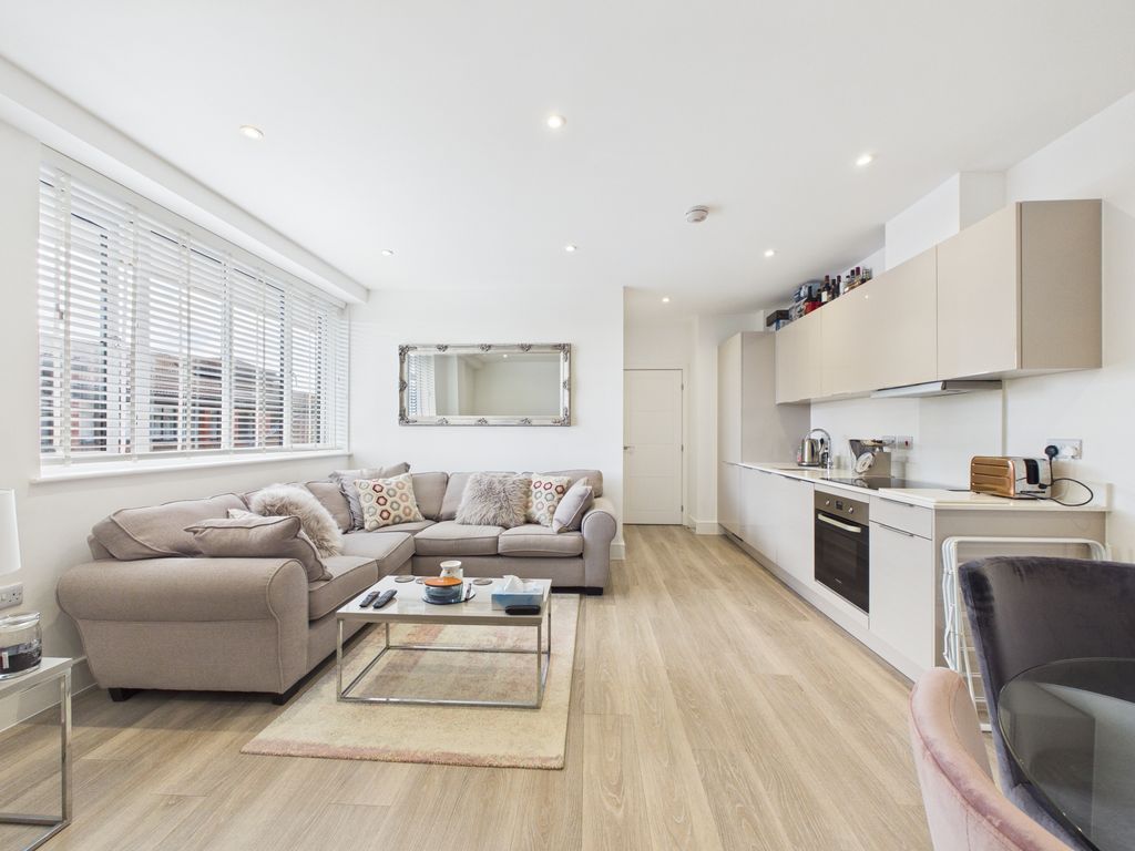 Property photo 2 of 9 Cam04018G0-Pr0495-Still004