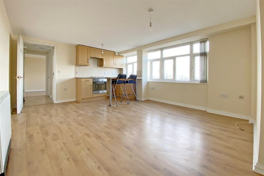 Property photo 2 of 9 Kitchen/Lounge