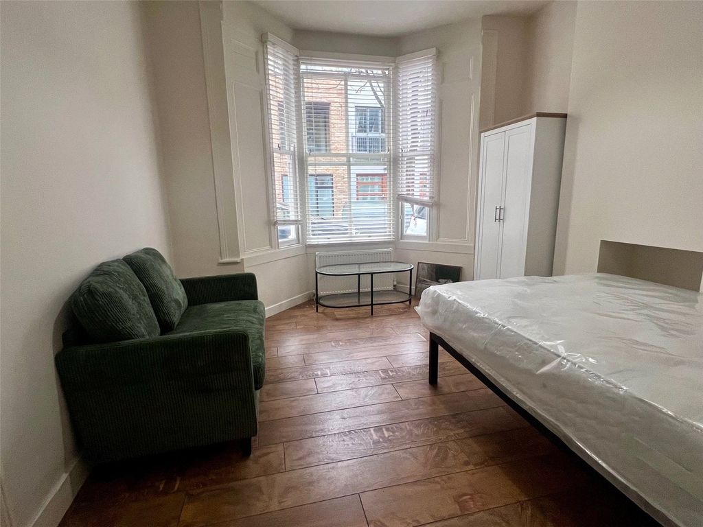 Property photo 3 of 6 Studio