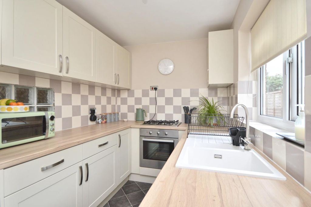 Property photo 3 of 17 Kitchen