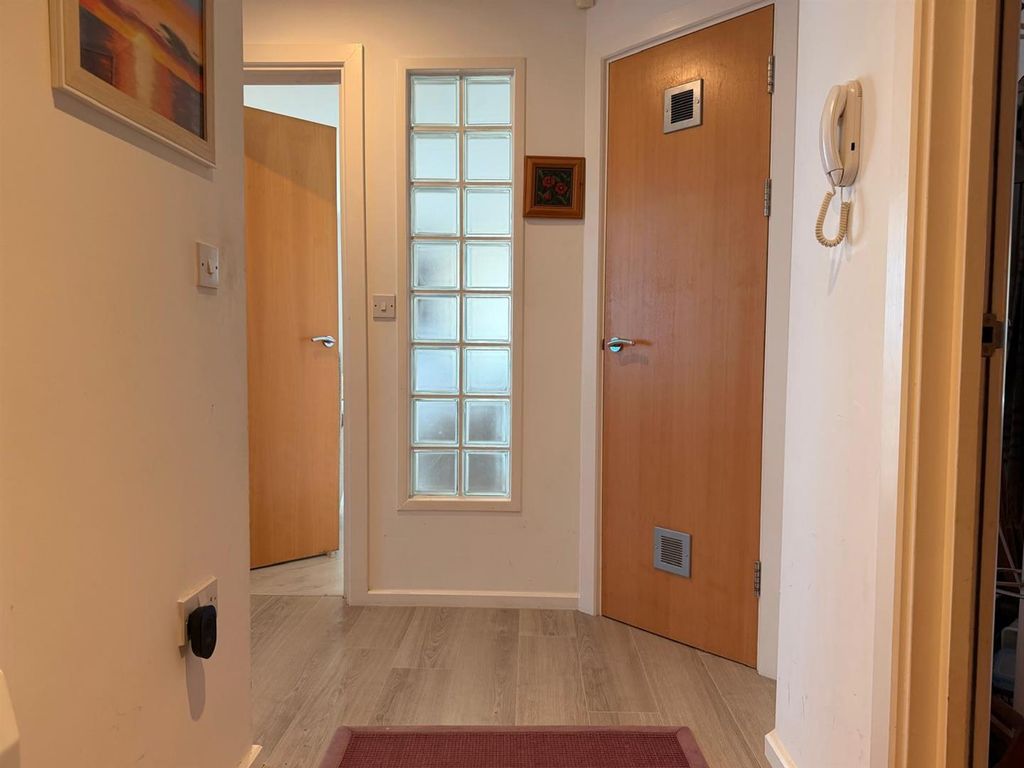 2 bed flat for salePentre Doc Y Gogledd, Llanelli SA15 photo 5