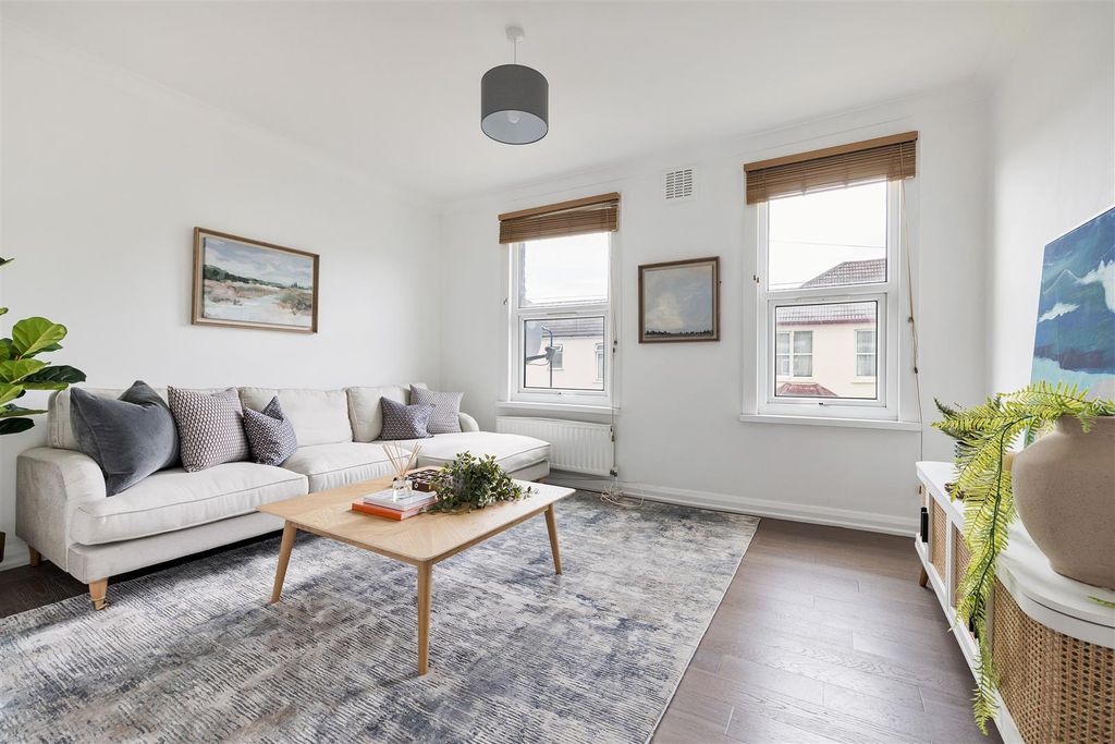 Property photo 2 of 17 Southwest Road, E11