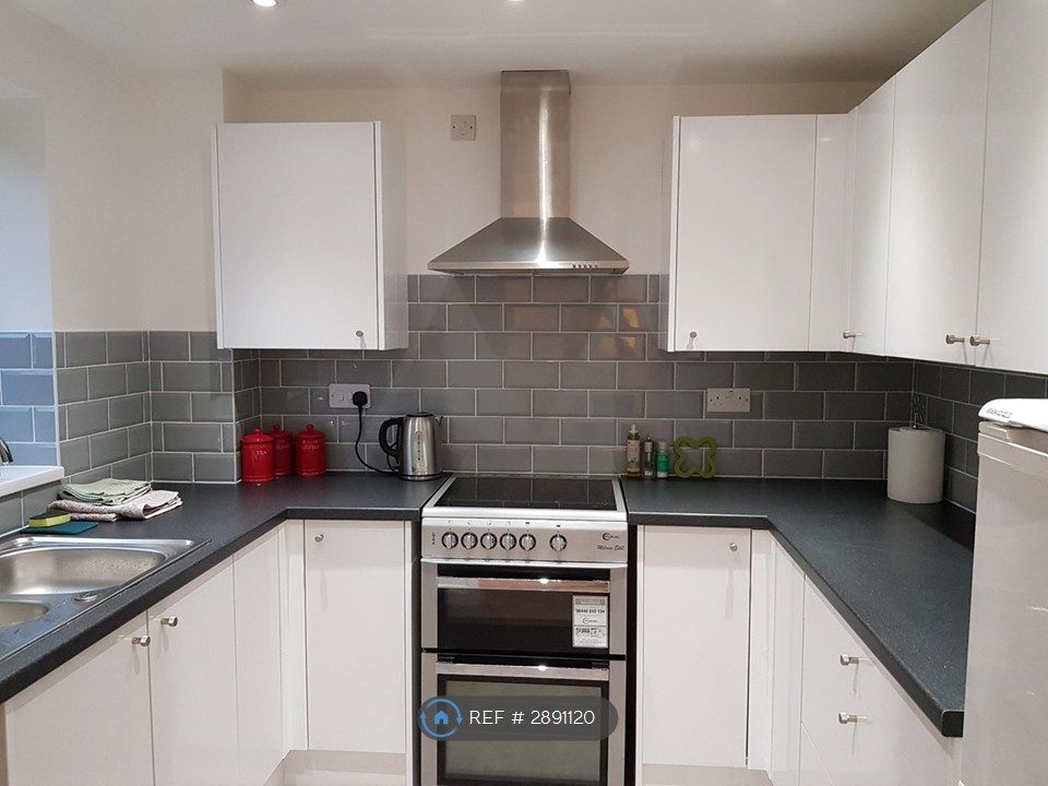 Property photo 3 of 5 Newly Fitted Kitchen