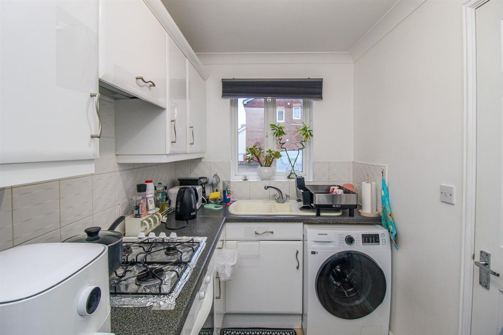 Property photo 3 of 8 Kitchen