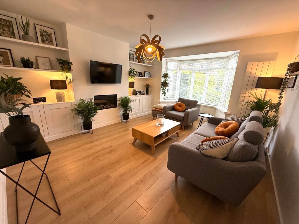 Property photo 3 of 19 Lounge