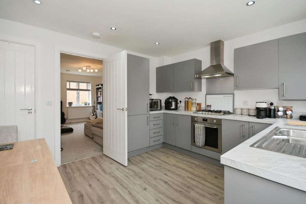 Property photo 3 of 16 Kitchen 02.Jpg