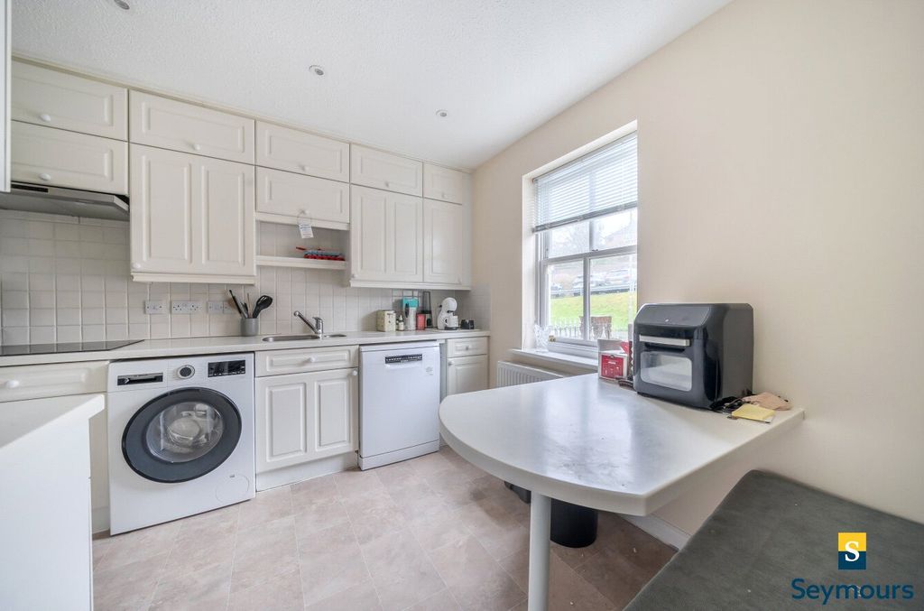 Property photo 3 of 14 Kitchen