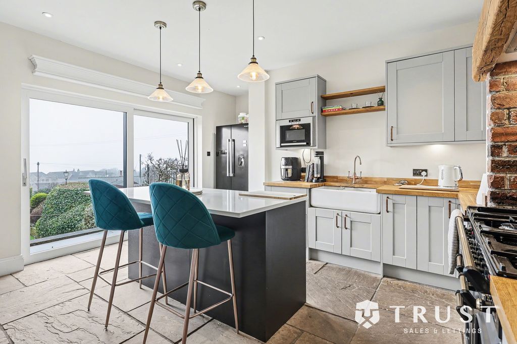 Property photo 3 of 43