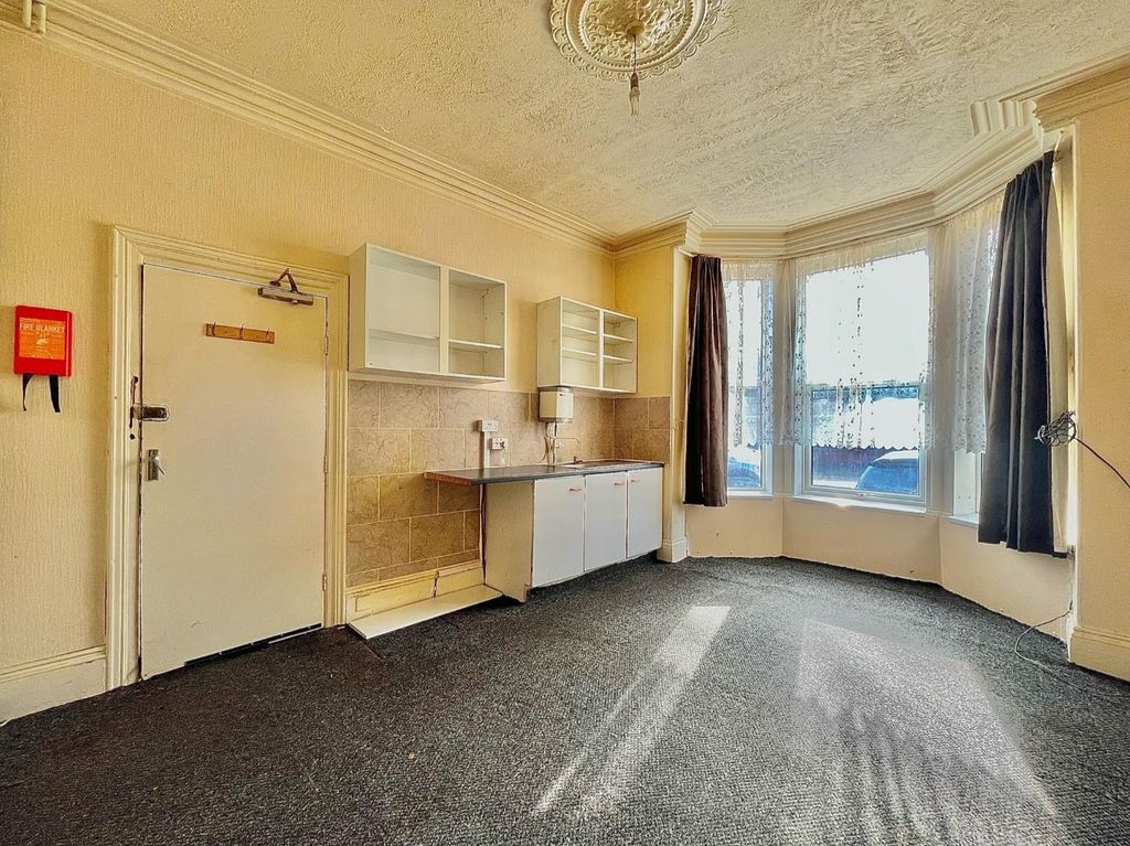 Property photo 3 of 10 Flat 1