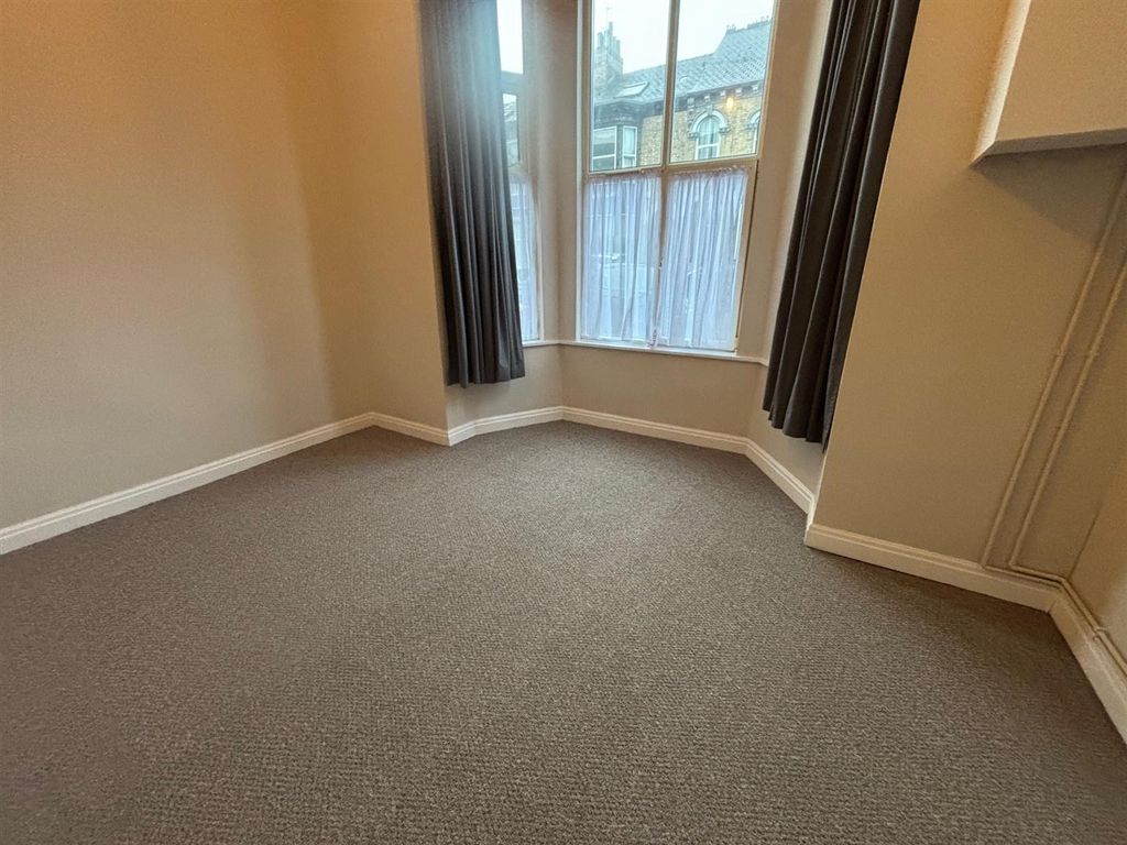 Property photo 2 of 5 Bedroom.Jpg