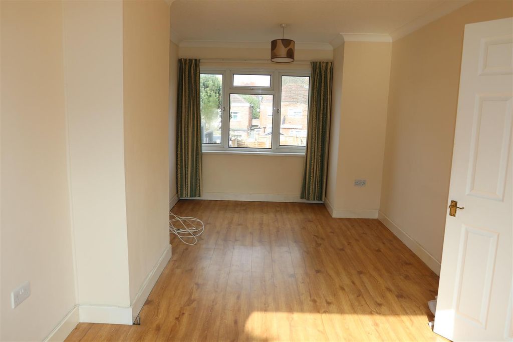 Property photo 2 of 17 Lounge