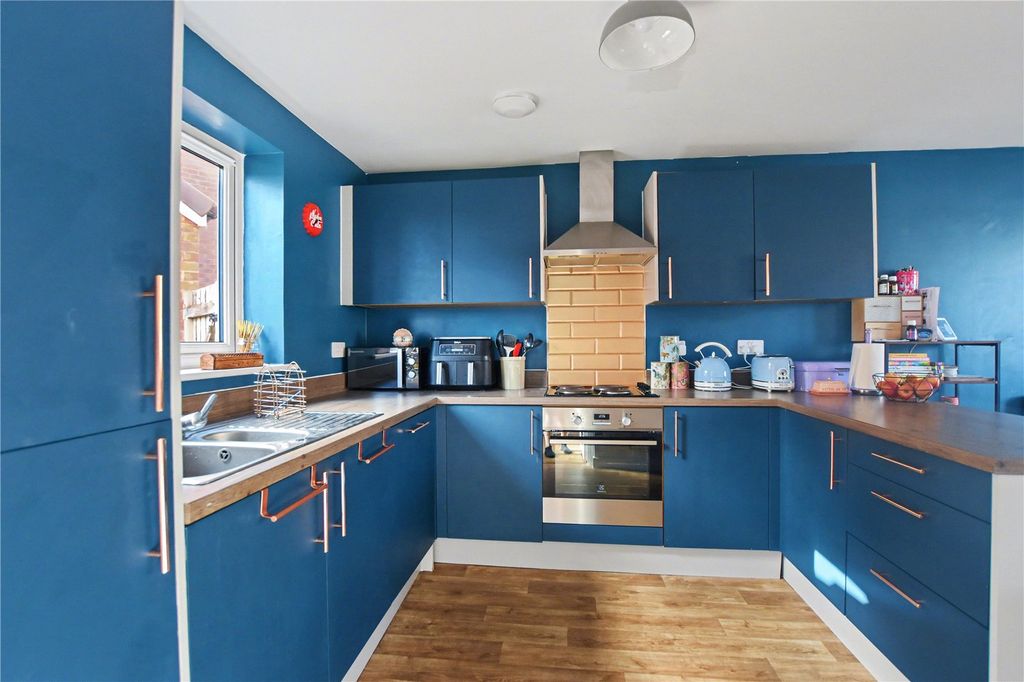 Property photo 2 of 18 Picture No. 12